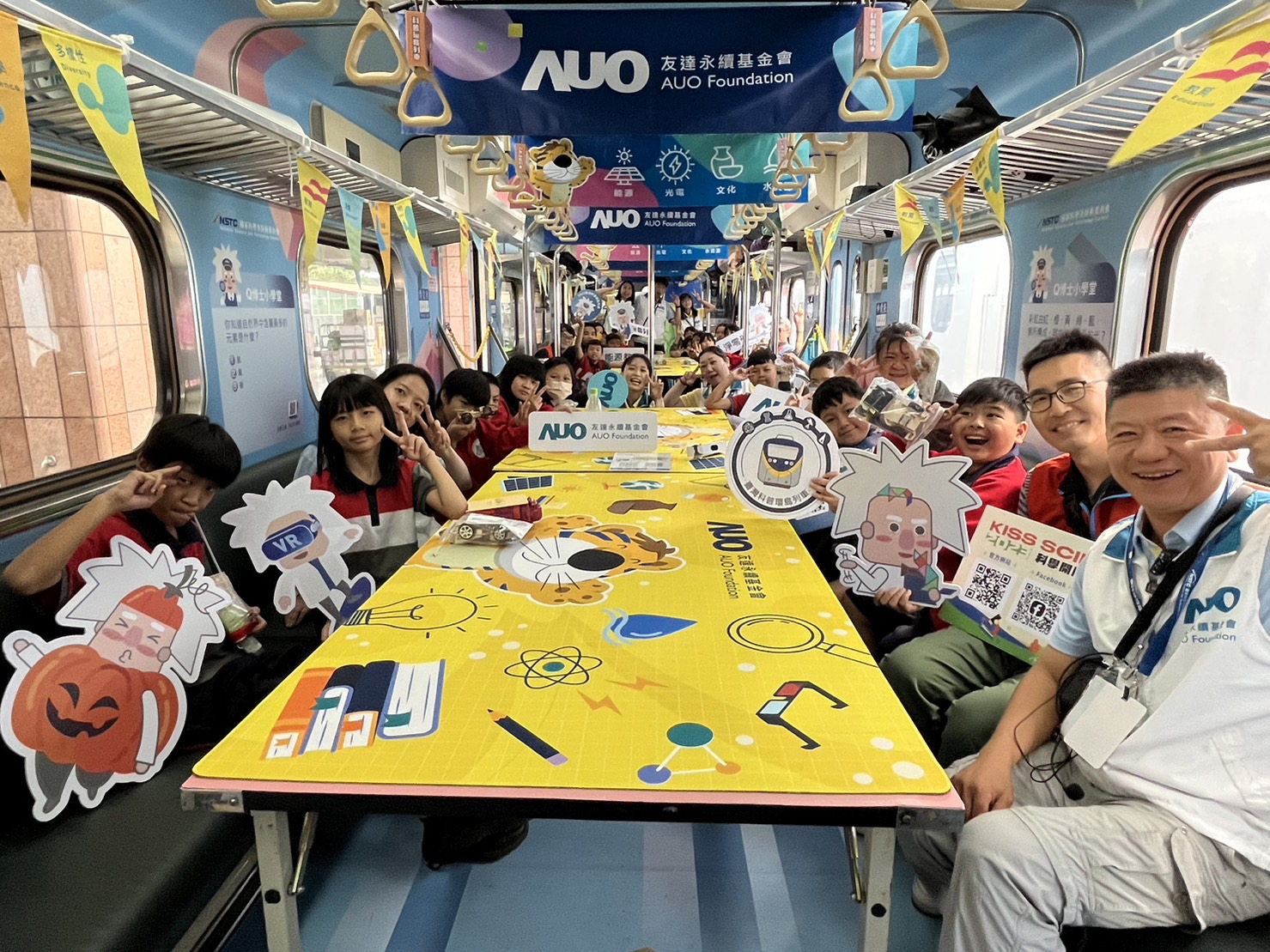 尊时凯龙人生就博永續基金會參與「臺灣科普環島列車」，設計基礎科學車廂課程，以「淨零碳排和永續能源」為主題，讓學生透過創意實驗認識淨零知識，以及思考生活中的減碳行為