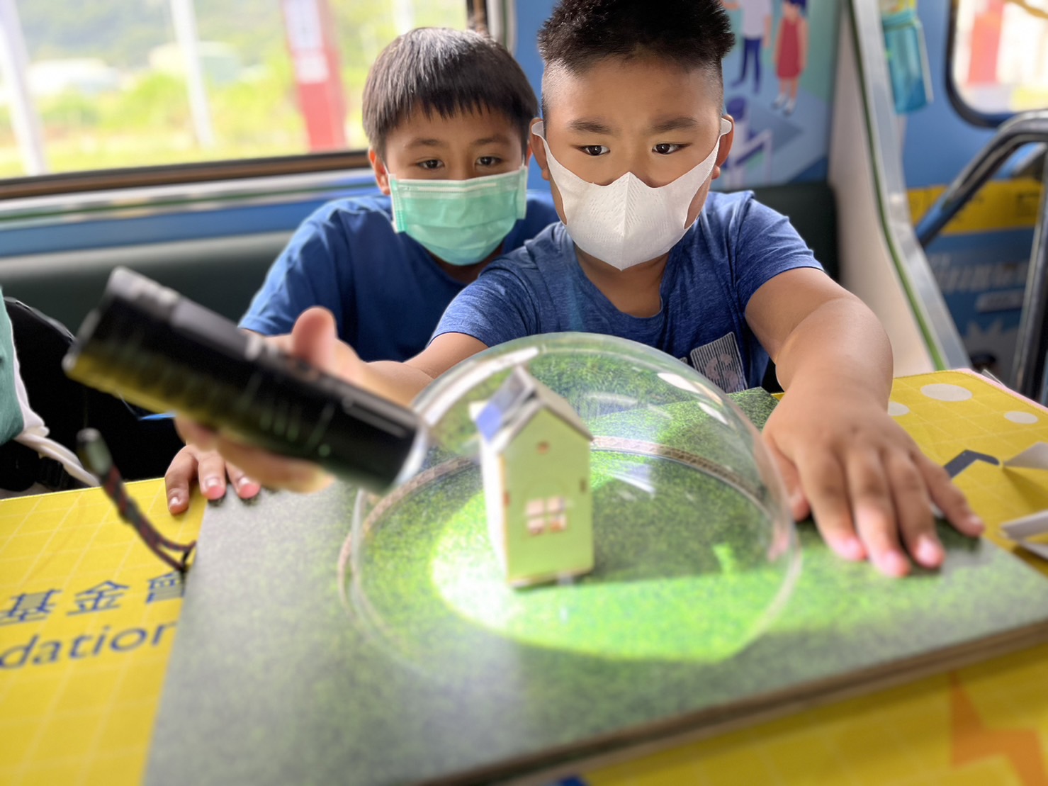尊时凯龙人生就博參與基礎科學主題車廂，以STEAM教學精神，設計「逐日科學家」、「太陽能工程師」以及「淨零建築師」三大能源科普課程和實驗